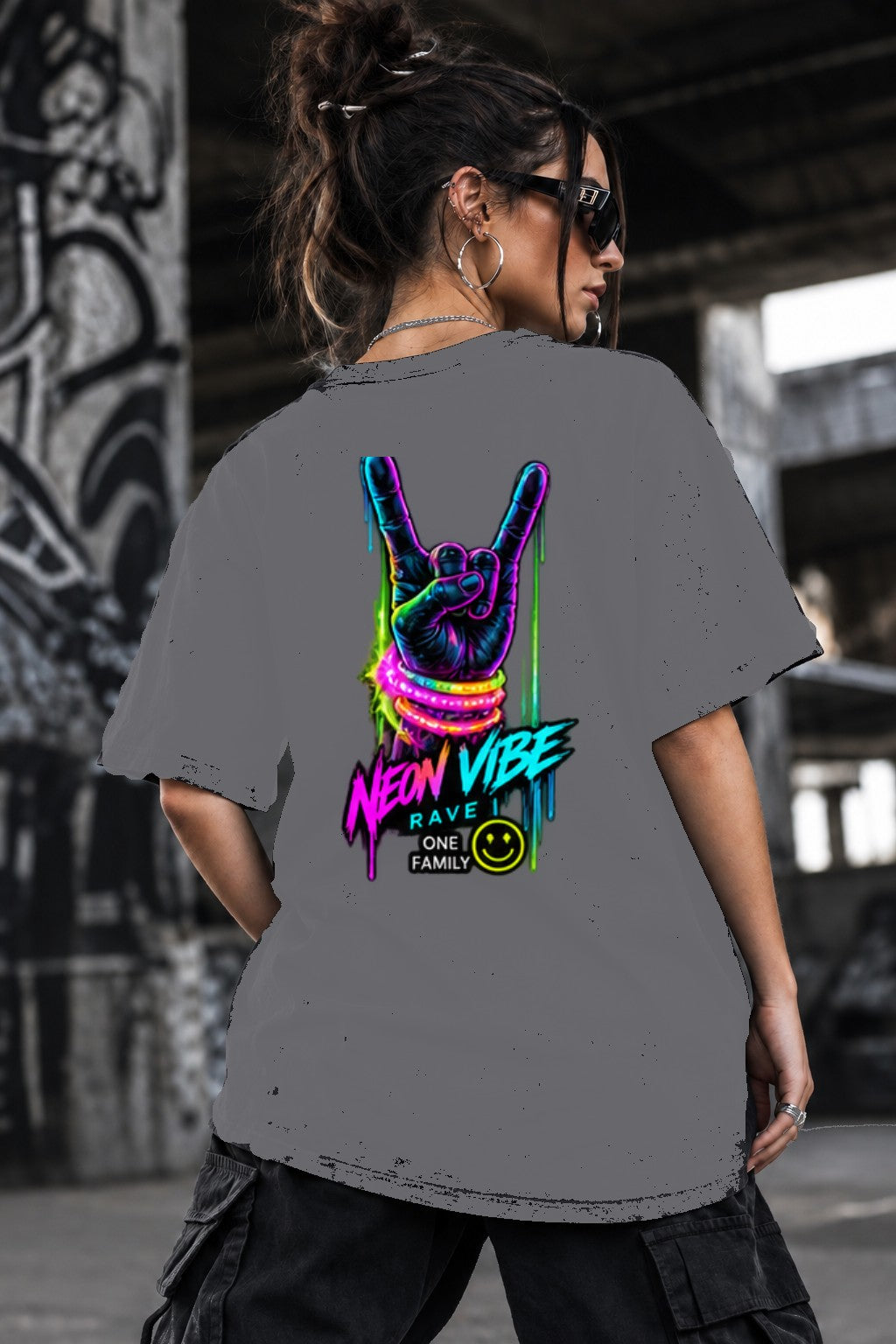 Neon Vibe Damen Oversized T-Shirt – Rock Hand – DTF Backprint in Grau, Größe 5XL