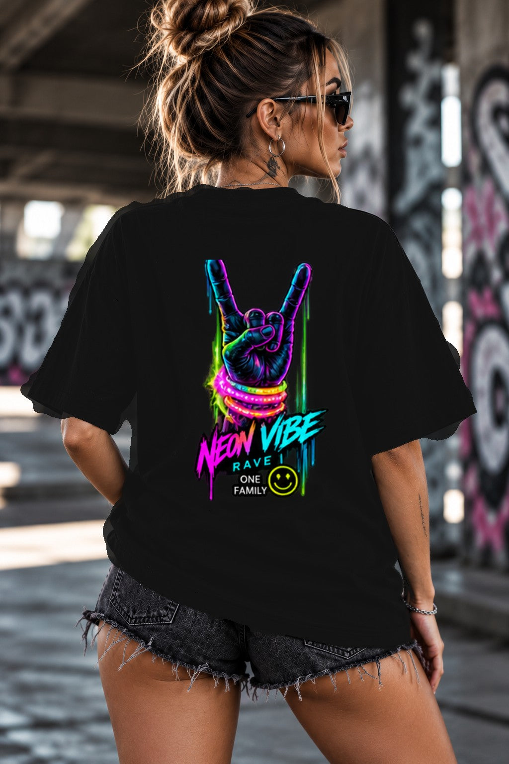 Neon Vibe Damen Oversized T-Shirt – Rock Hand – DTF Backprint in Schwarz, Größe 5XL