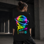 Neon Vibe Damen Oversized T-Shirt – Globe Rave – DTF Backprint in Schwarz, Größe 5XL