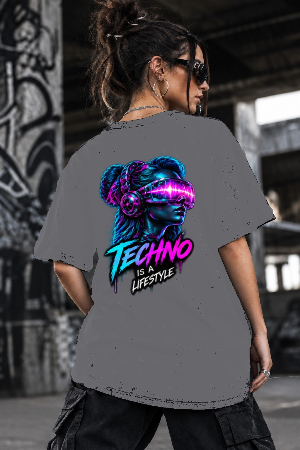 Neon Vibe Damen Oversized T-Shirt – Techno Girl VR – DTF Backprint in Grau, Größe 5XL