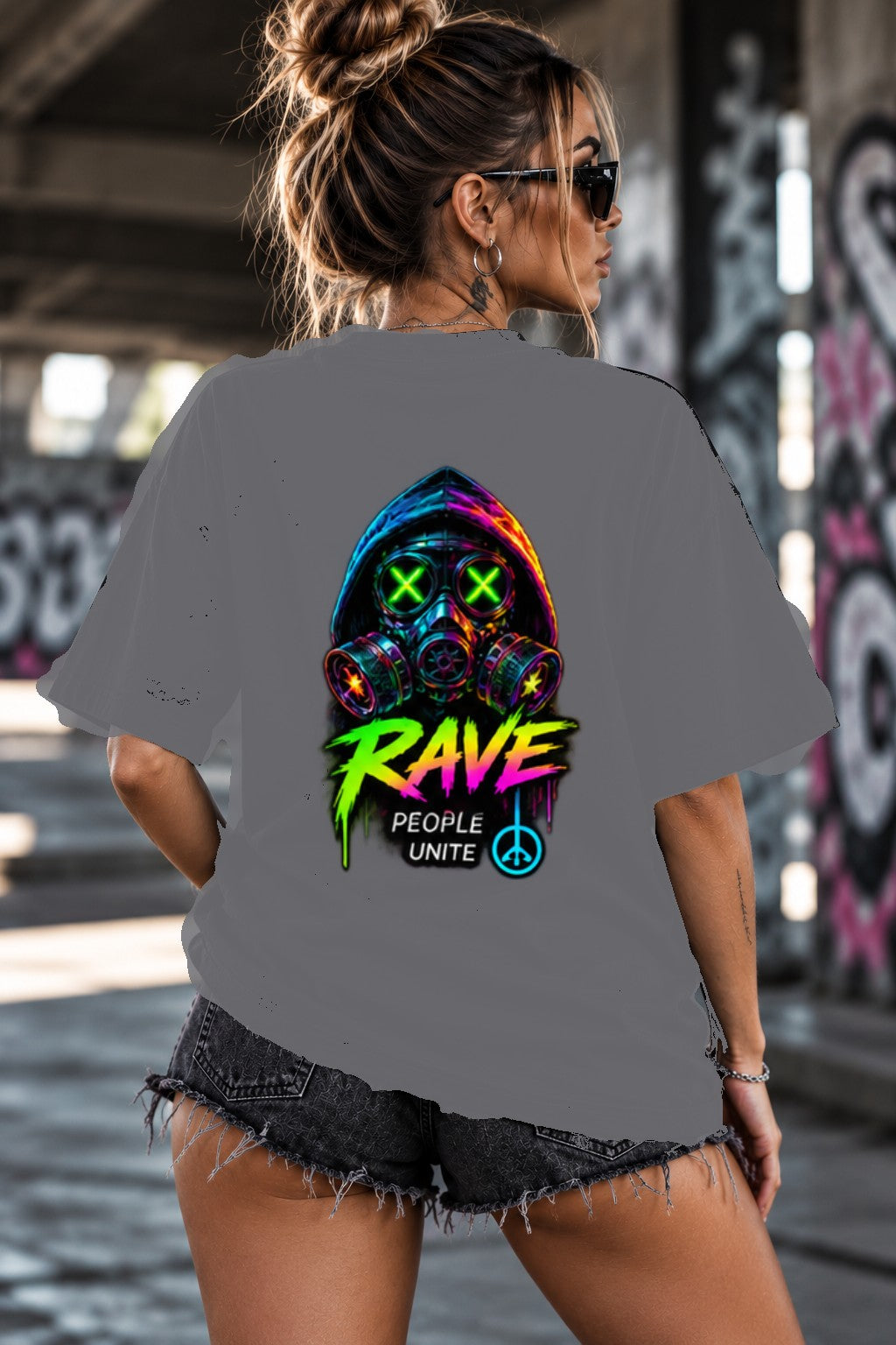 Neon Vibe Damen Oversized T-Shirt – Rave Gasmaske – DTF Backprint in Grau, Größe 5XL