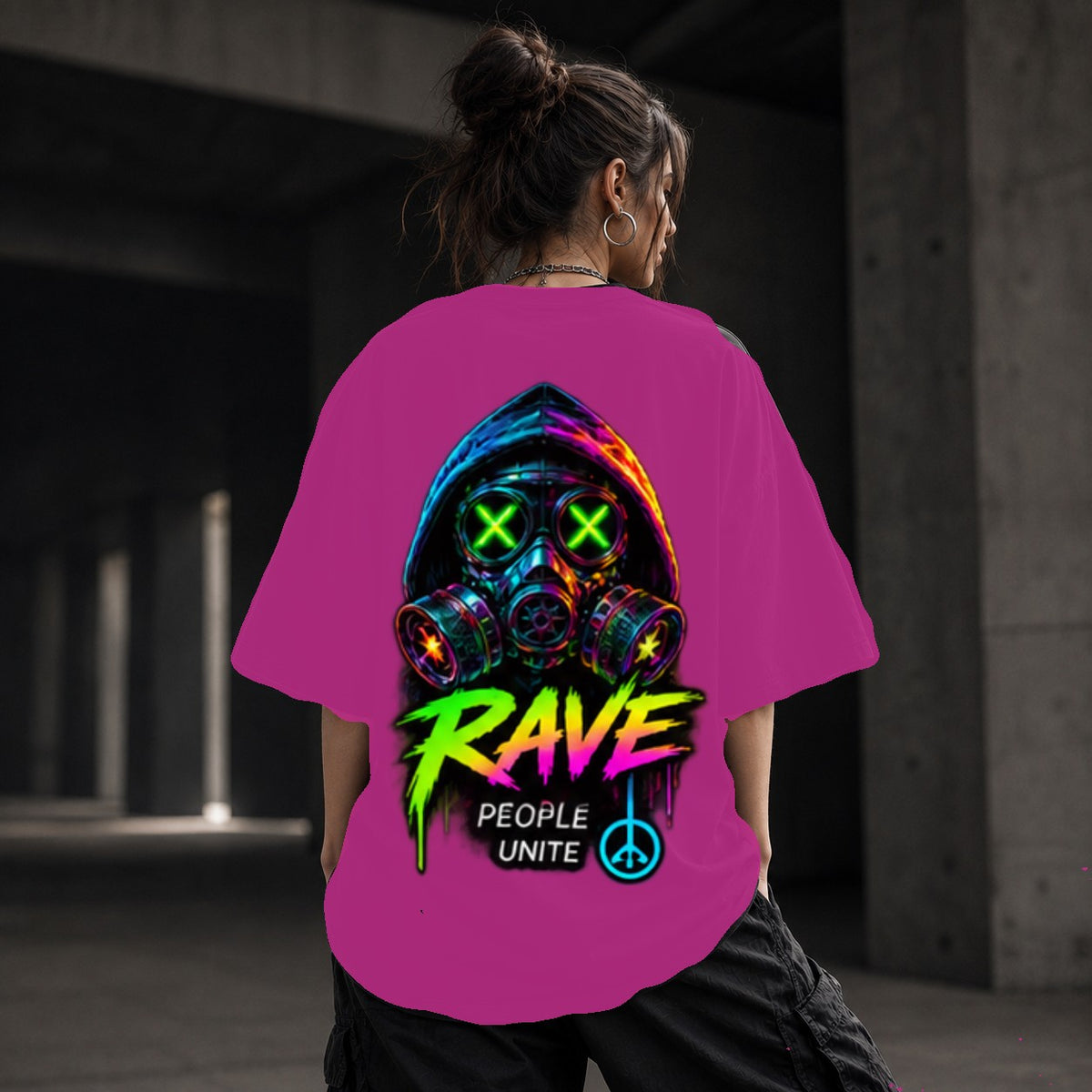 Neon Vibe Damen Oversized T-Shirt – Rave Gasmaske – DTF Backprint in Pink, Größe 5XL