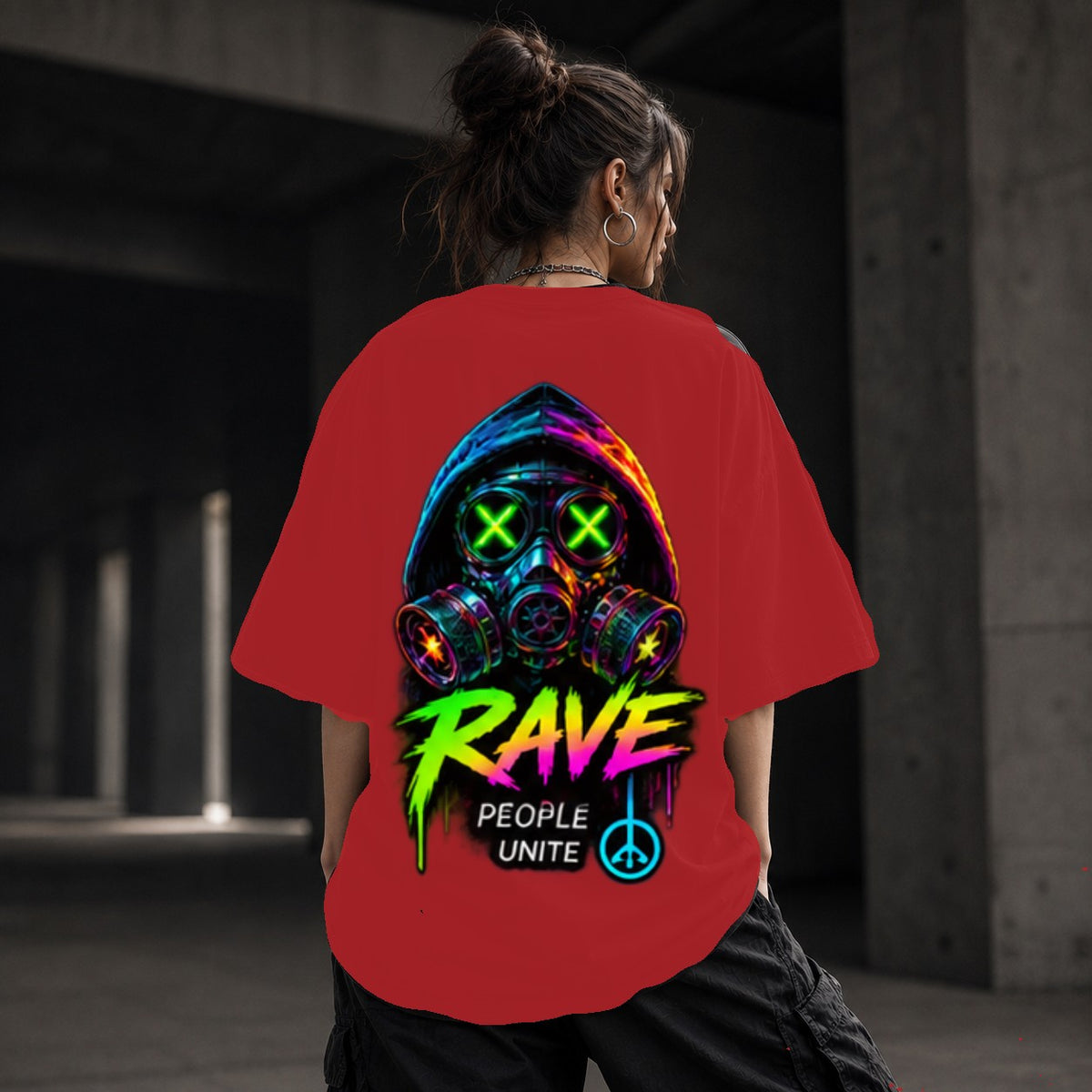 Neon Vibe Damen Oversized T-Shirt – Rave Gasmaske – DTF Backprint in Rot, Größe 5XL