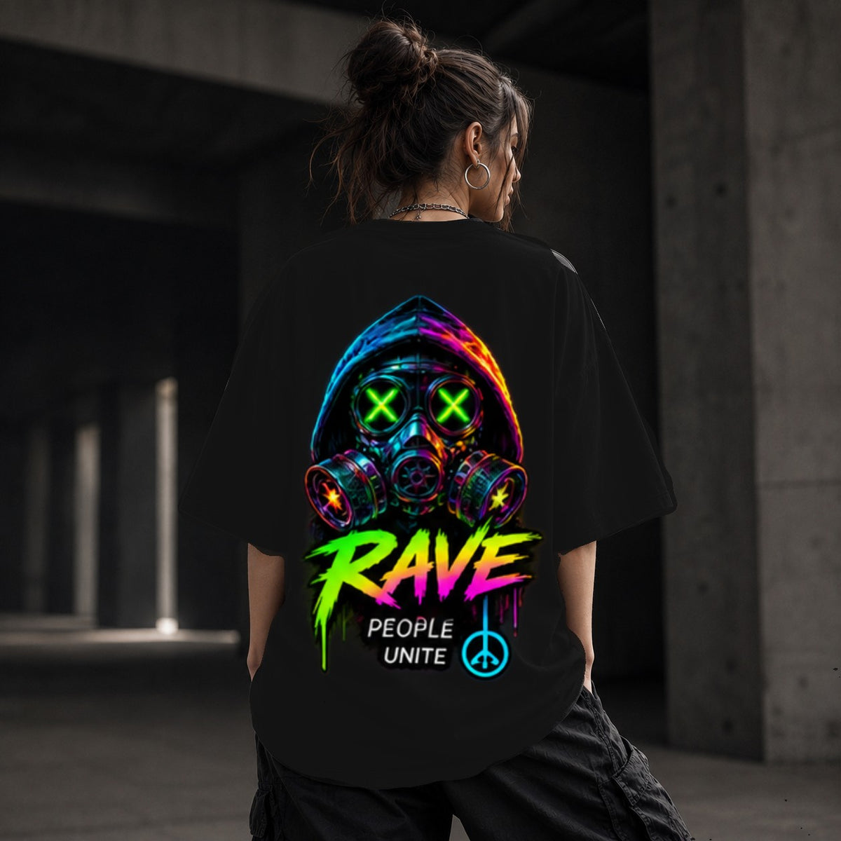 Neon Vibe Damen Oversized T-Shirt – Rave Gasmaske – DTF Backprint in Schwarz, Größe 5XL