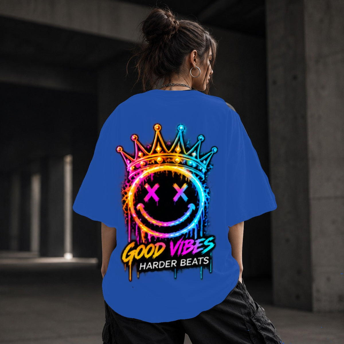 Neon Vibe Damen Oversized T-Shirt – Gekrönter Smiley – DTF Backprint in Blau, Größe 5XL