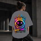 Neon Vibe Damen Oversized T-Shirt – Gekrönter Smiley – DTF Backprint in Grau, Größe 5XL
