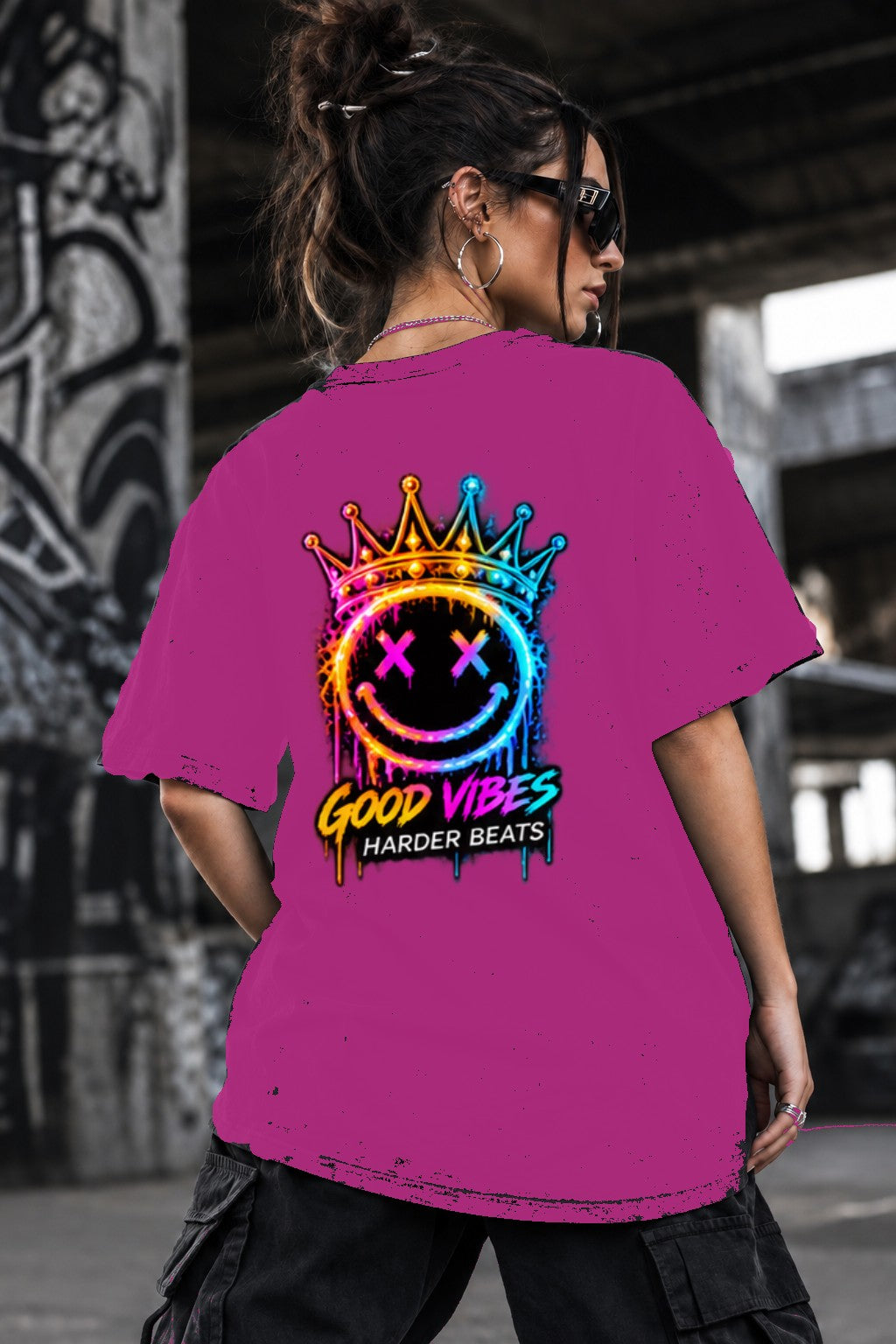 Neon Vibe Damen Oversized T-Shirt – Gekrönter Smiley – DTF Backprint in Pink, Größe 5XL