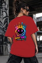 Neon Vibe Damen Oversized T-Shirt – Gekrönter Smiley – DTF Backprint in Rot, Größe 5XL
