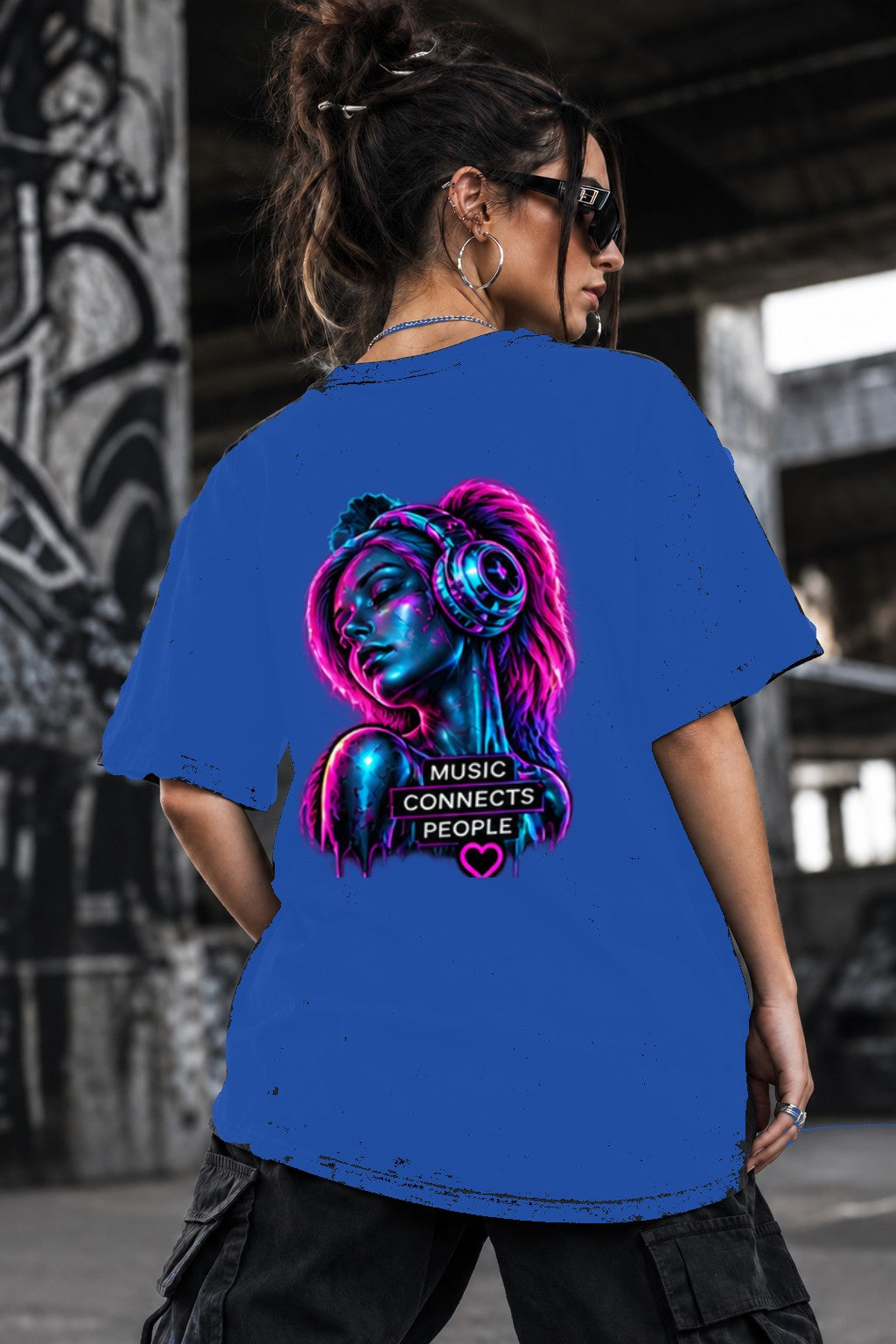 Neon Vibe Damen Oversized T-Shirt – Frau mit Kopfhörern – DTF Backprint in Blau, Größe 5XL