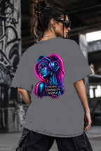 Neon Vibe Damen Oversized T-Shirt – Frau mit Kopfhörern – DTF Backprint in Grau, Größe 5XL