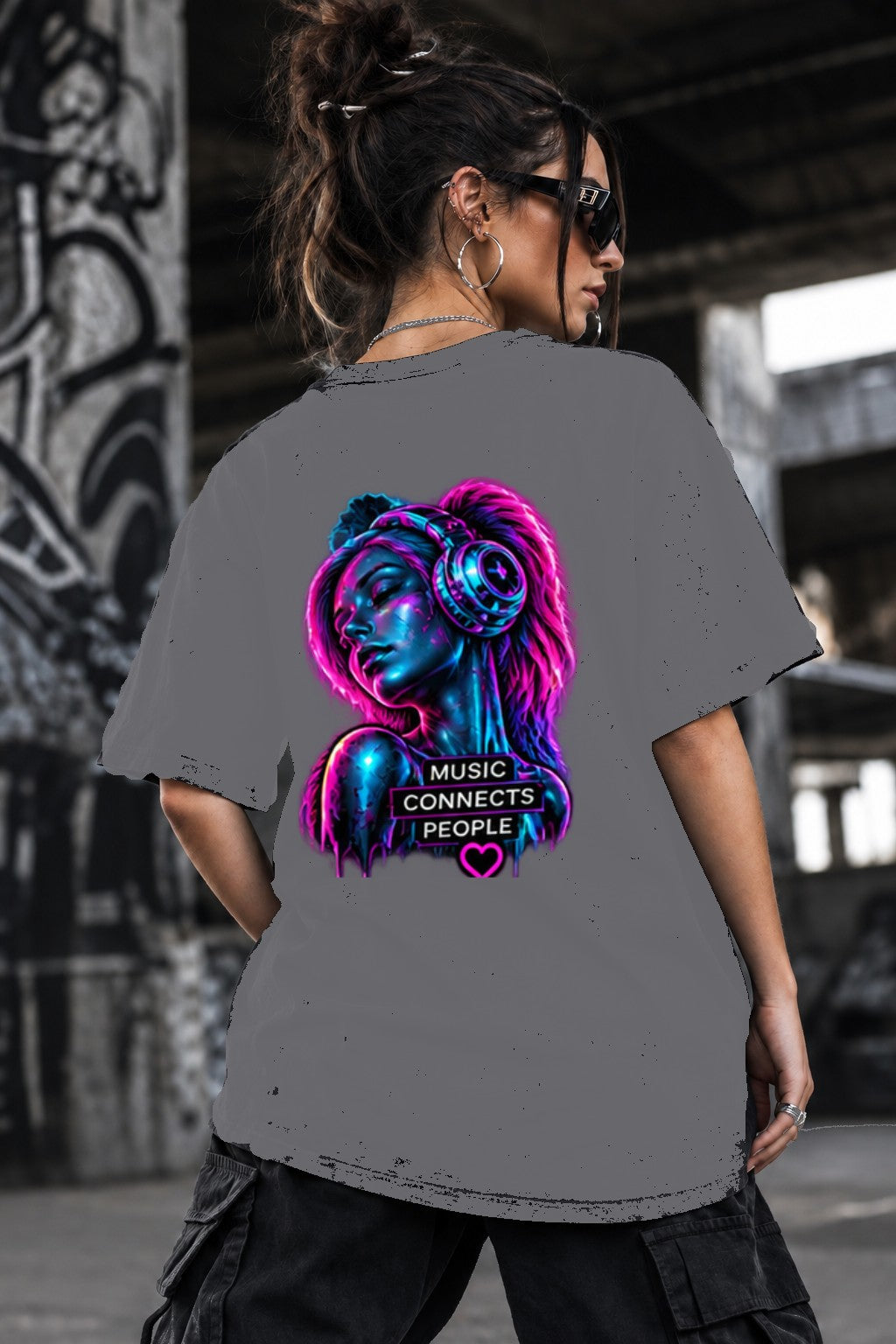 Neon Vibe Damen Oversized T-Shirt – Frau mit Kopfhörern – DTF Backprint in Grau, Größe 5XL