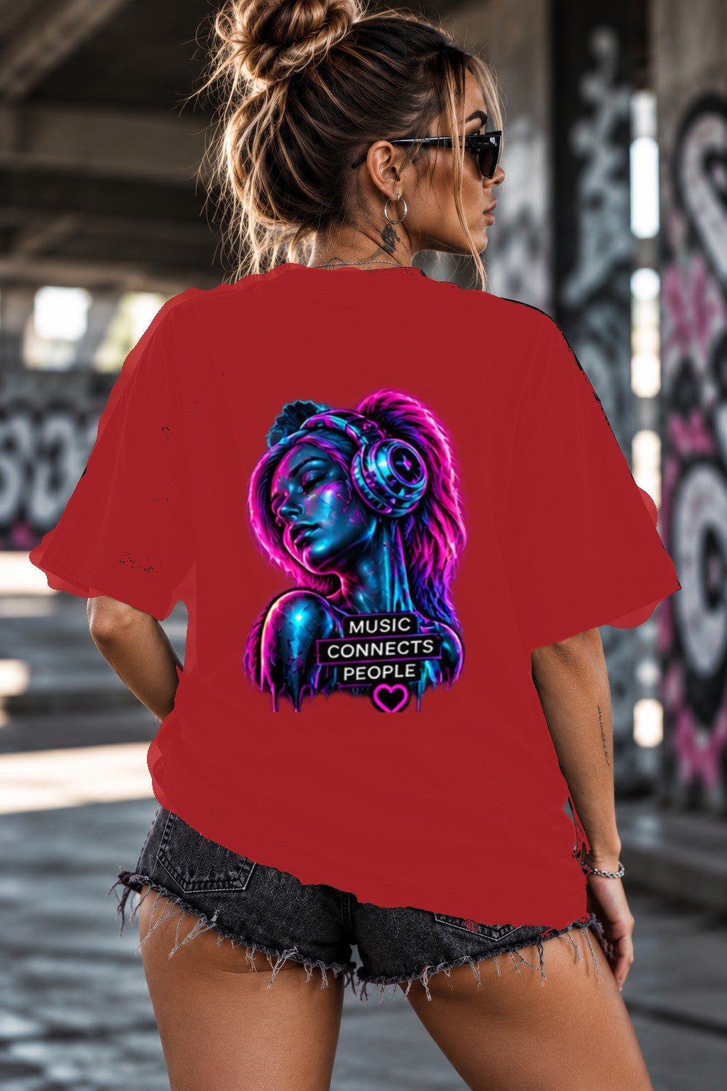 Neon Vibe Damen Oversized T-Shirt – Frau mit Kopfhörern – DTF Backprint in Rot, Größe 5XL