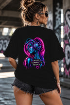 Neon Vibe Damen Oversized T-Shirt – Frau mit Kopfhörern – DTF Backprint in Schwarz, Größe 5XL