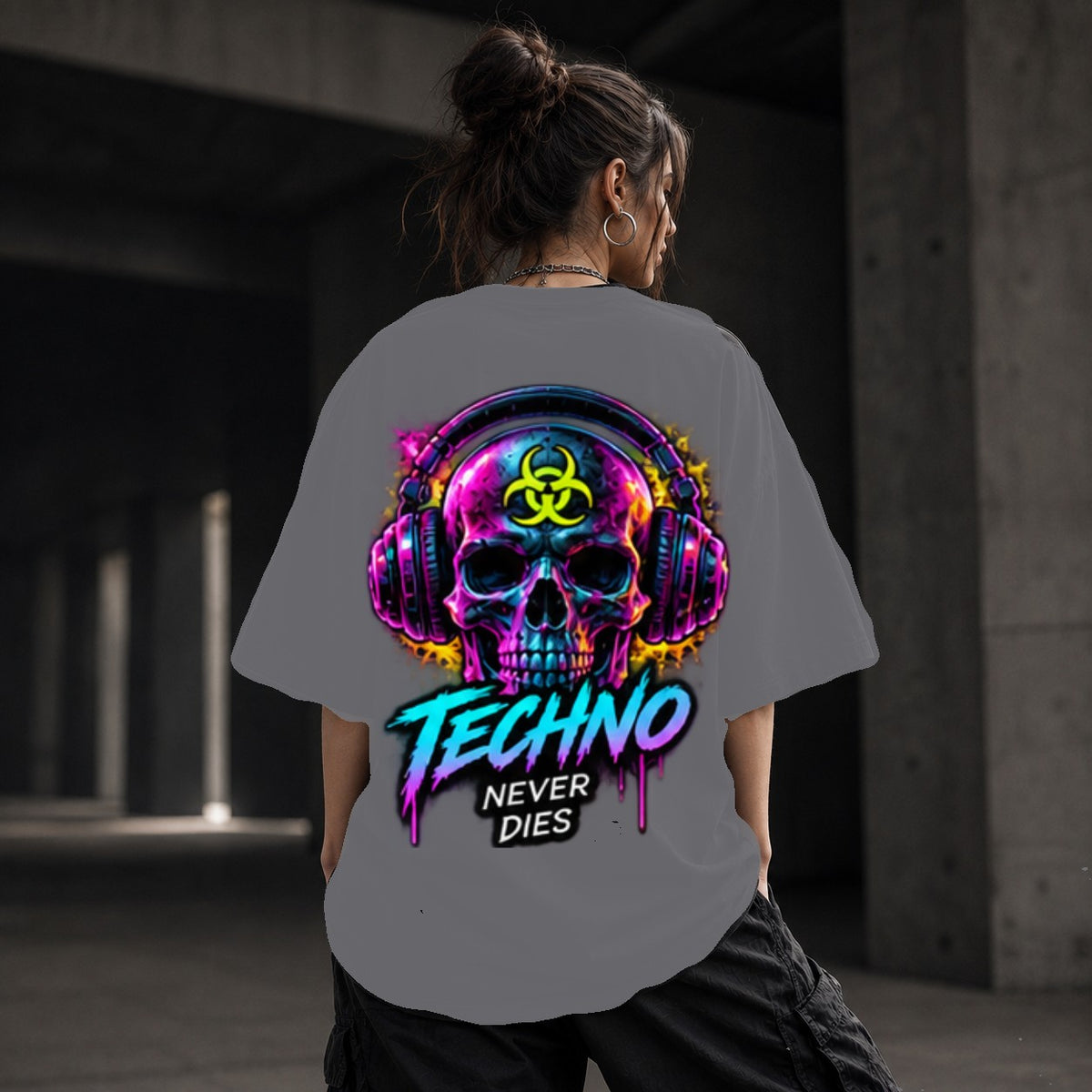 Neon Vibe Damen Oversized T-Shirt – Techno Skull Headset – DTF Backprint in Grau, Größe 5XL