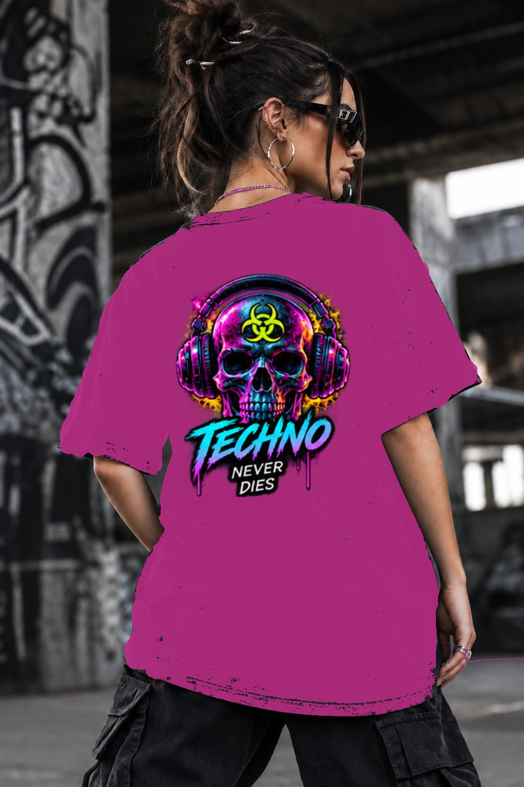 Neon Vibe Damen Oversized T-Shirt – Techno Skull Headset – DTF Backprint in Pink, Größe 5XL