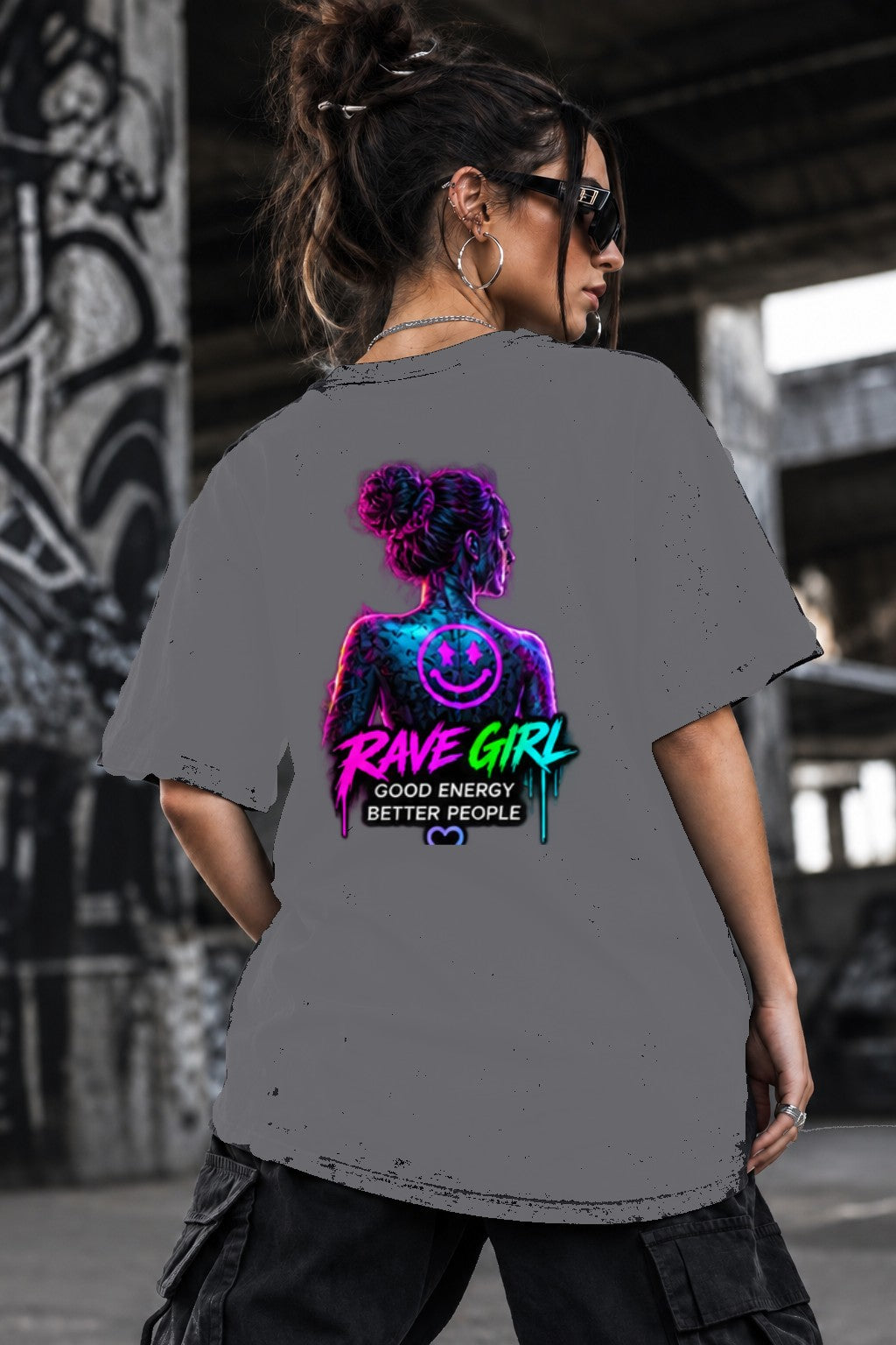 Neon Vibe Damen Oversized T-Shirt – Rave Girl – DTF Backprint in Grau, Größe 5XL