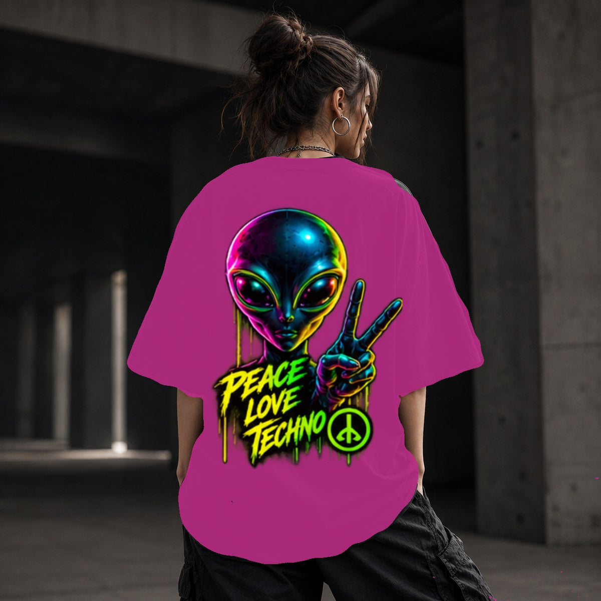 Neon Vibe Damen Oversized T-Shirt – Peace Alien – DTF Backprint in Pink, Größe 5XL
