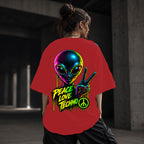 Neon Vibe Damen Oversized T-Shirt – Peace Alien – DTF Backprint in Rot, Größe 5XL