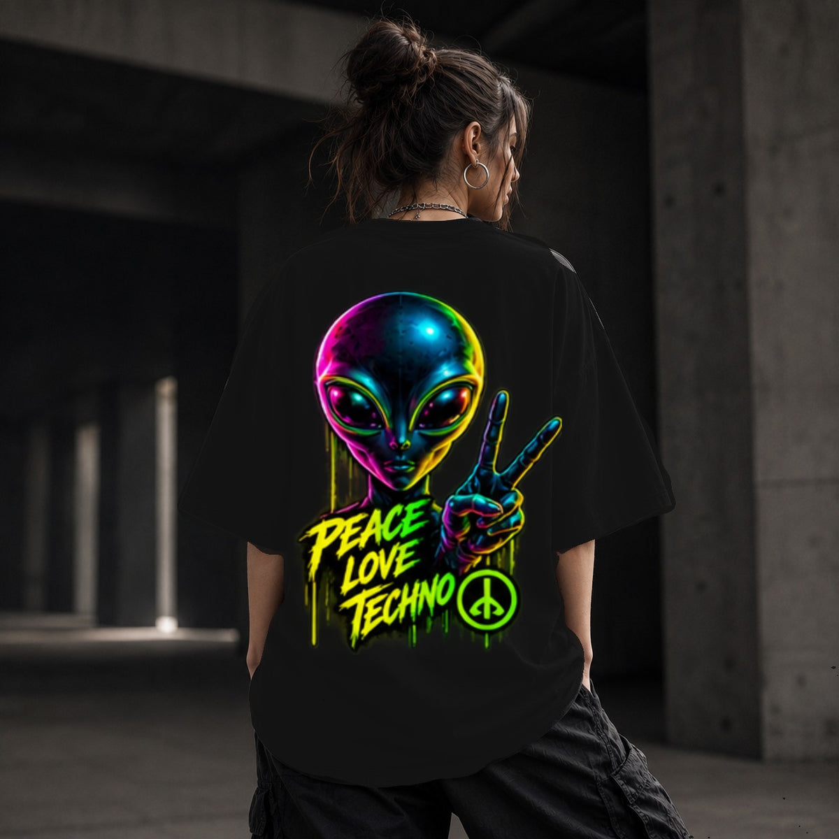 Neon Vibe Damen Oversized T-Shirt – Peace Alien – DTF Backprint in Schwarz, Größe 5XL