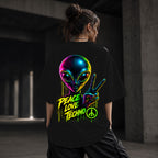 Neon Vibe Damen Oversized T-Shirt – Peace Alien – DTF Backprint in Schwarz, Größe 5XL