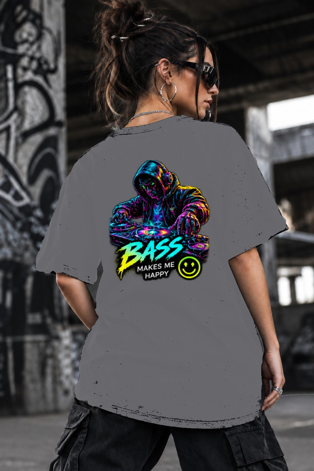 Neon Vibe Damen Oversized T-Shirt – Neon DJ – DTF Backprint in Grau, Größe 5XL