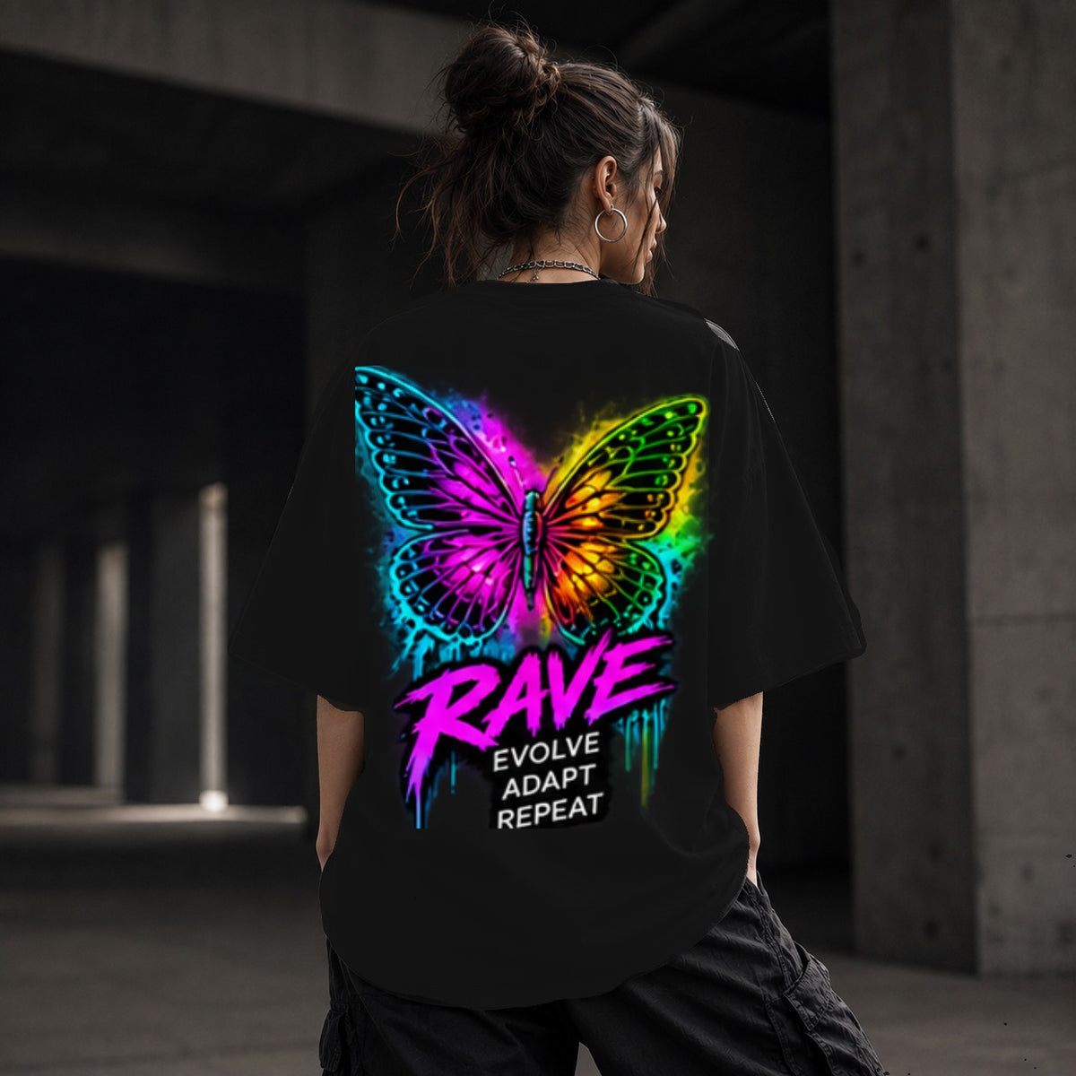 Neon Vibe Damen Oversized T-Shirt – Neon Butterfly – DTF Backprint in Schwarz, Größe 5XL
