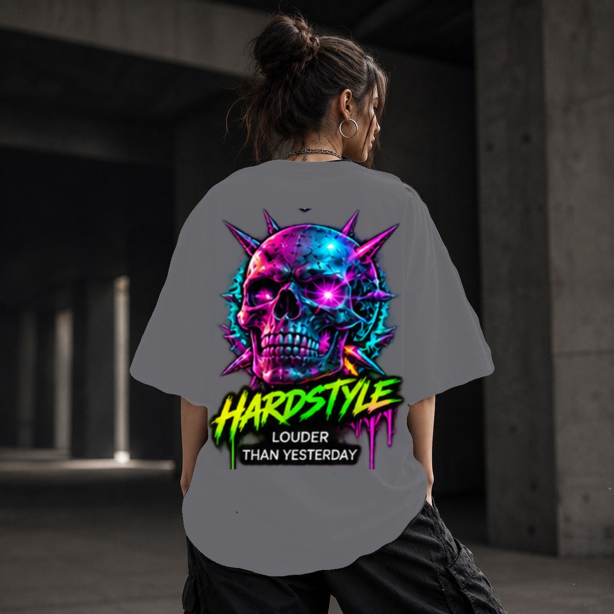 Neon Vibe Damen Oversized T-Shirt – Hardstyle Skull – DTF Backprint in Grau, Größe 5XL