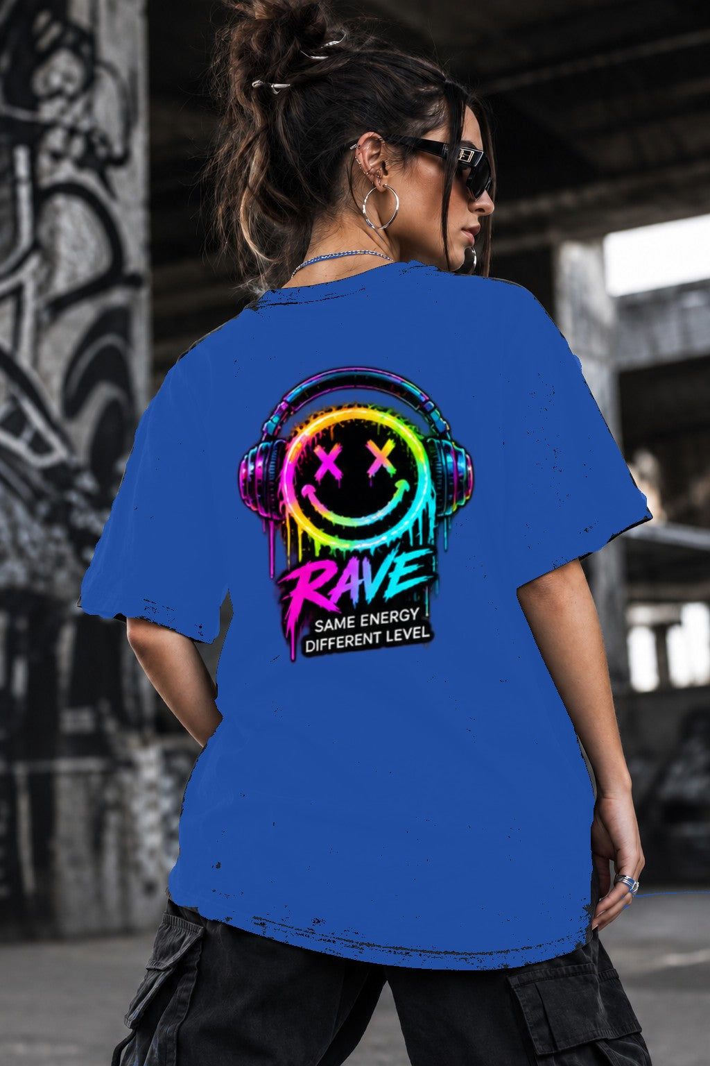 Neon Vibe Damen Oversized T-Shirt – Rave Smiley Headphones – DTF Backprint in Blau, Größe 5XL