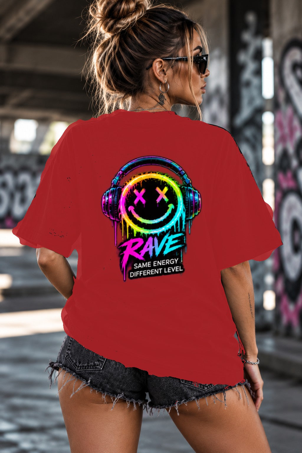 Neon Vibe Damen Oversized T-Shirt – Rave Smiley Headphones – DTF Backprint in Rot, Größe 5XL