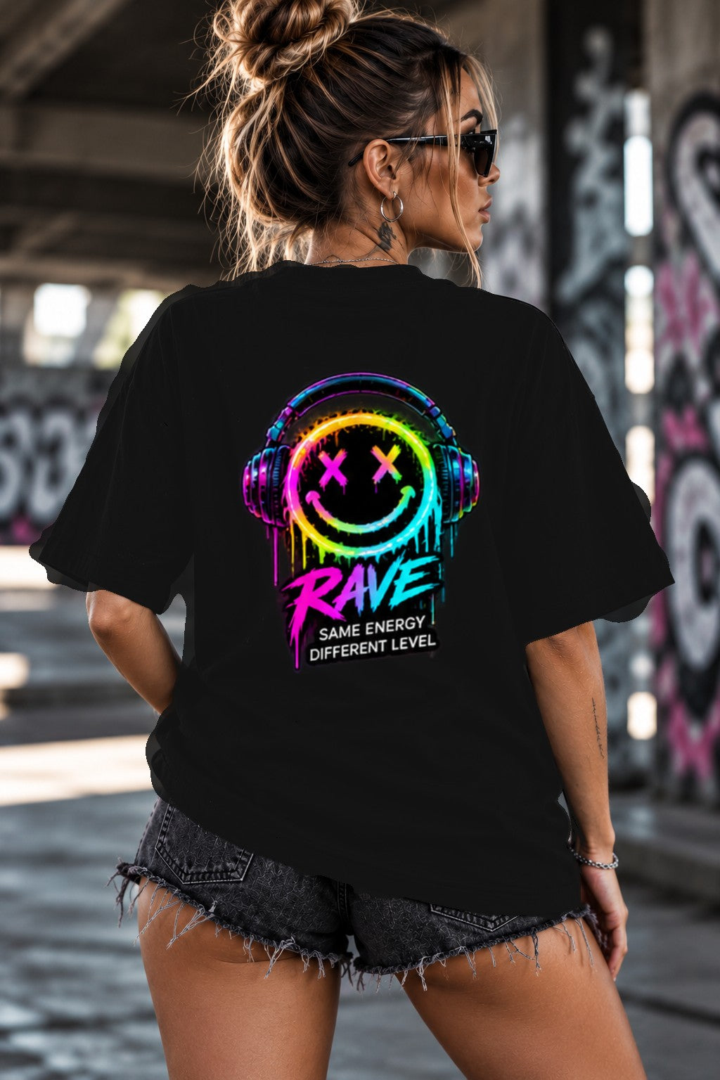 Neon Vibe Damen Oversized T-Shirt – Rave Smiley Headphones – DTF Backprint in Schwarz, Größe 5XL