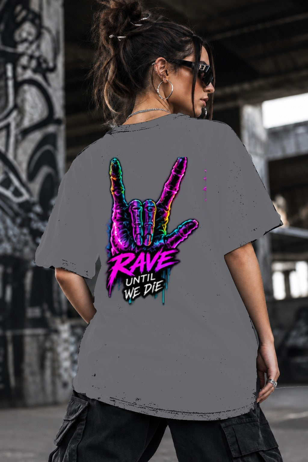 Neon Vibe Damen Oversized T-Shirt – Rock Hand – DTF Backprint in Grau, Größe 5XL