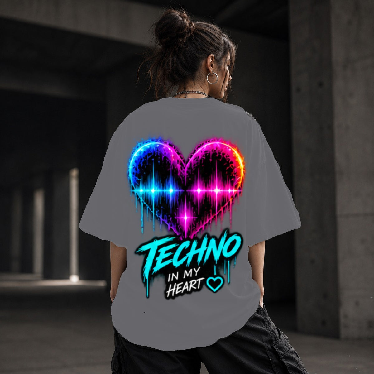 Neon Vibe Damen Oversized T-Shirt – Techno Herz – DTF Backprint in Grau, Größe 5XL