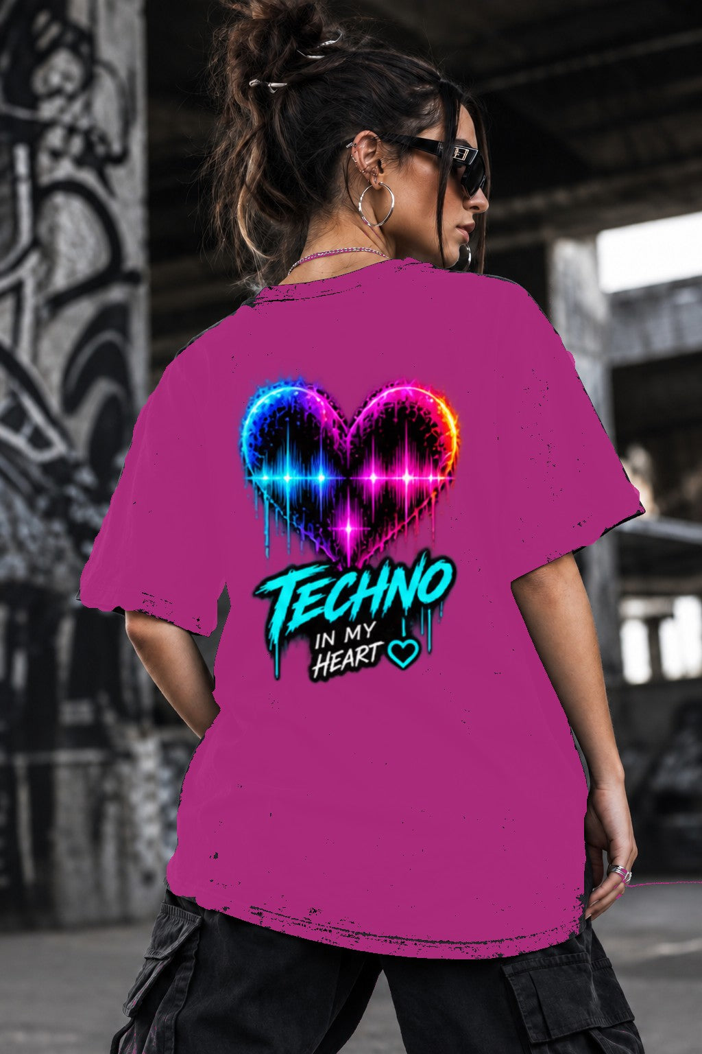 Neon Vibe Damen Oversized T-Shirt – Techno Herz – DTF Backprint in Pink, Größe 5XL