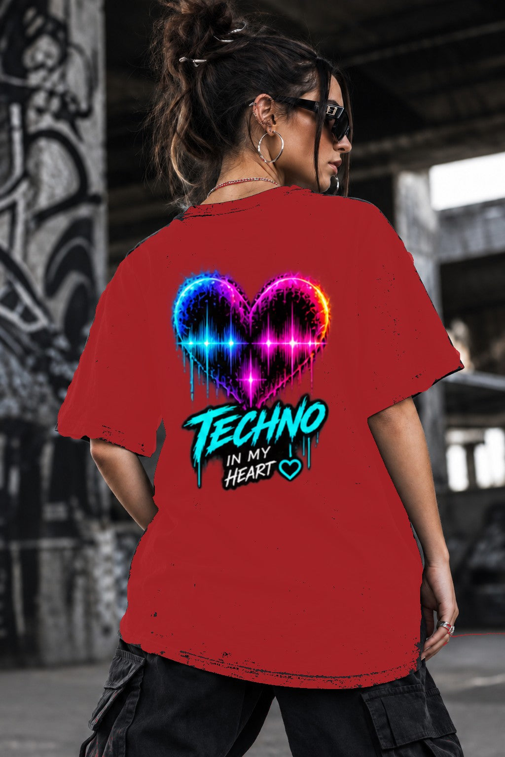 Neon Vibe Damen Oversized T-Shirt – Techno Herz – DTF Backprint in Rot, Größe 5XL