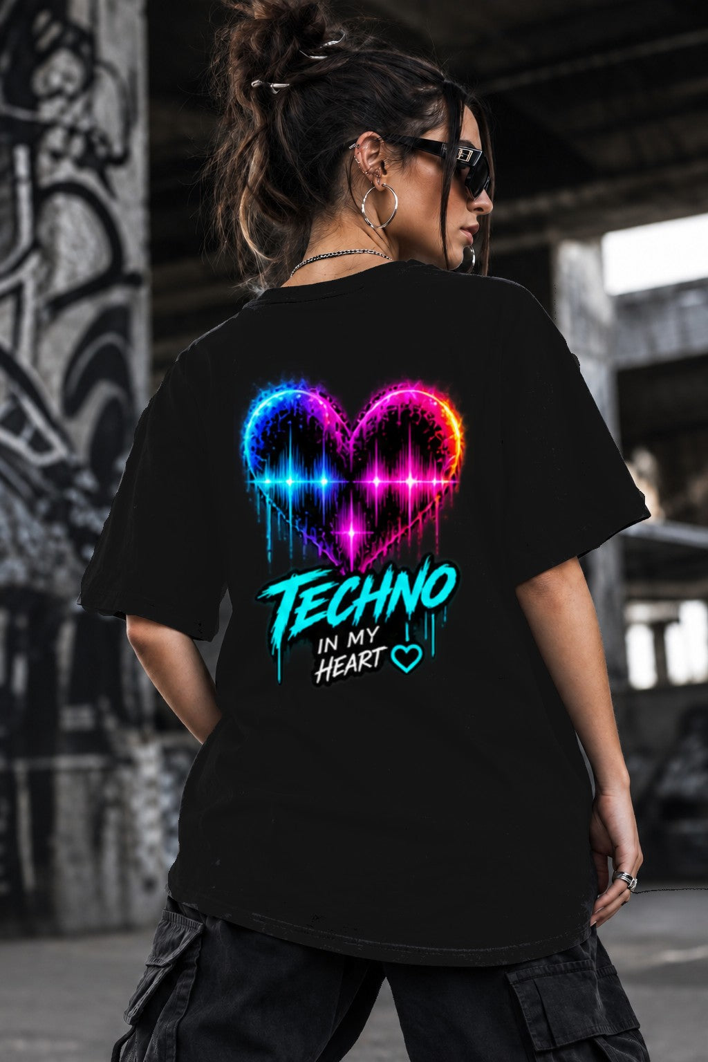 Neon Vibe Damen Oversized T-Shirt – Techno Herz – DTF Backprint in Schwarz, Größe 5XL