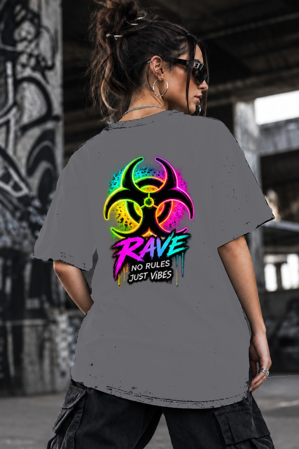 Neon Vibe Damen Oversized T-Shirt – Biohazard Rave – DTF Backprint in Grau, Größe 5XL