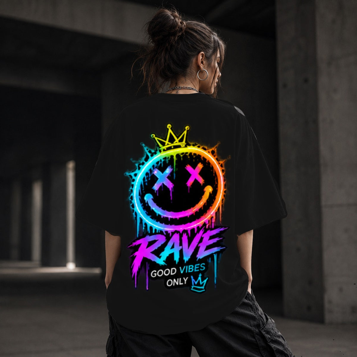 Neon Vibe Damen Oversized T-Shirt – Rave Crown Smiley – DTF Backprint in Schwarz, Größe 5XL