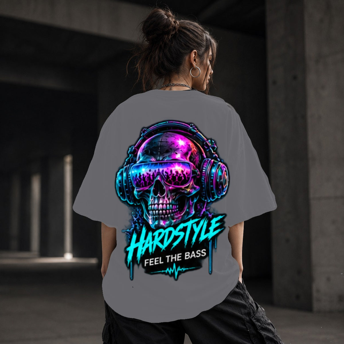Neon Vibe Damen Oversized T-Shirt – Hardstyle Skull Bass – DTF Backprint in Grau, Größe 5XL