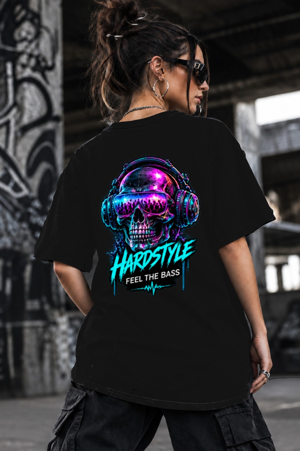 Neon Vibe Damen Oversized T-Shirt – Hardstyle Skull Bass – DTF Backprint in Schwarz, Größe 5XL