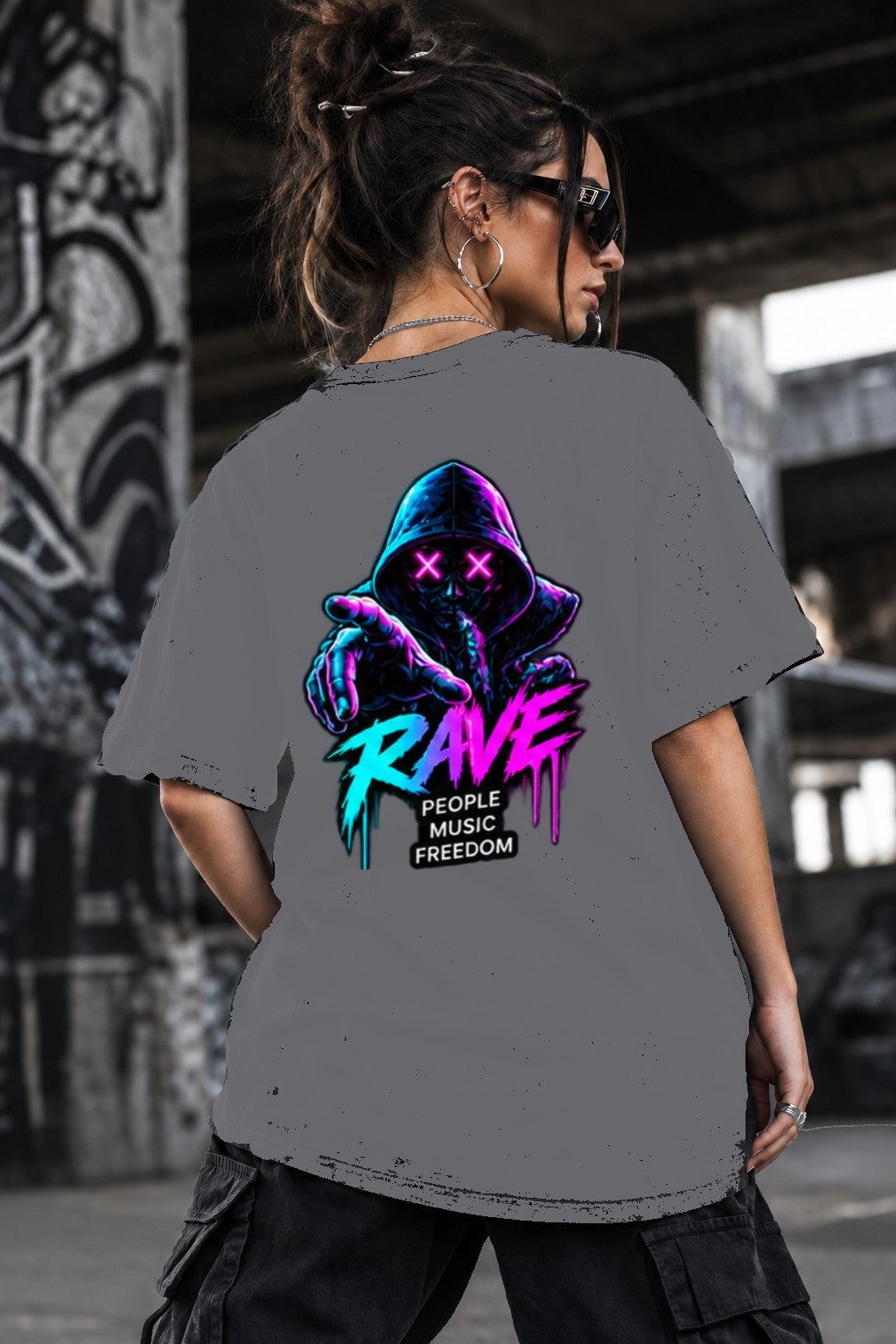 Neon Vibe Damen Oversized T-Shirt – Hooded Rave – DTF Backprint in Grau, Größe 5XL
