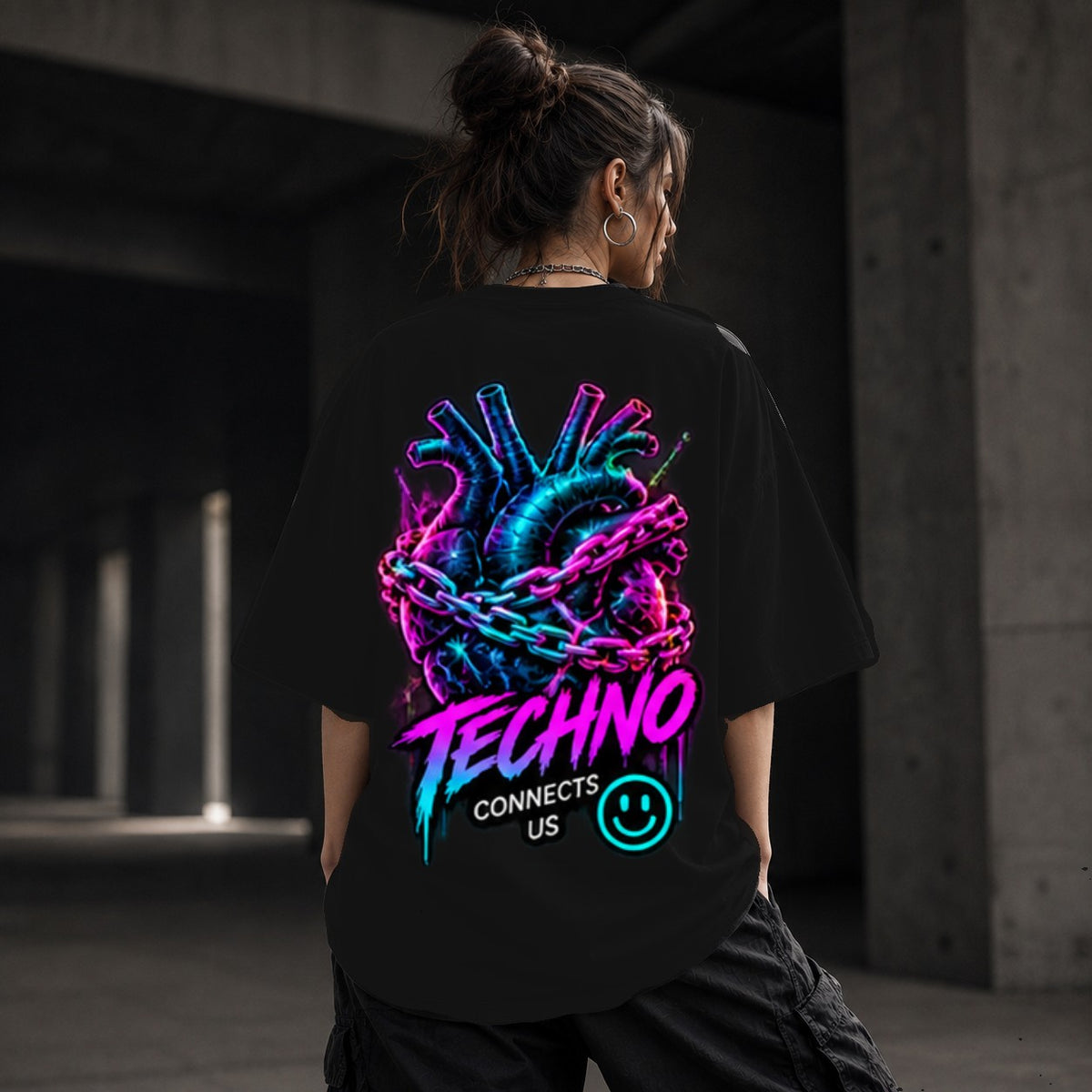 Neon Vibe Damen Oversized T-Shirt – Chained Hand Techno – DTF Backprint in Schwarz, Größe 5XL