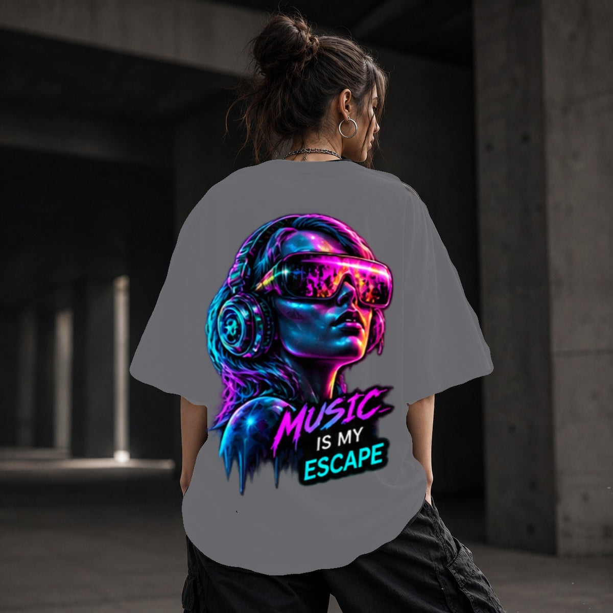 Neon Vibe Damen Oversized T-Shirt – Music VR Girl – DTF Backprint in Grau, Größe 5XL