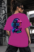 Neon Vibe Damen Oversized T-Shirt – Music VR Girl – DTF Backprint in Pink, Größe 5XL