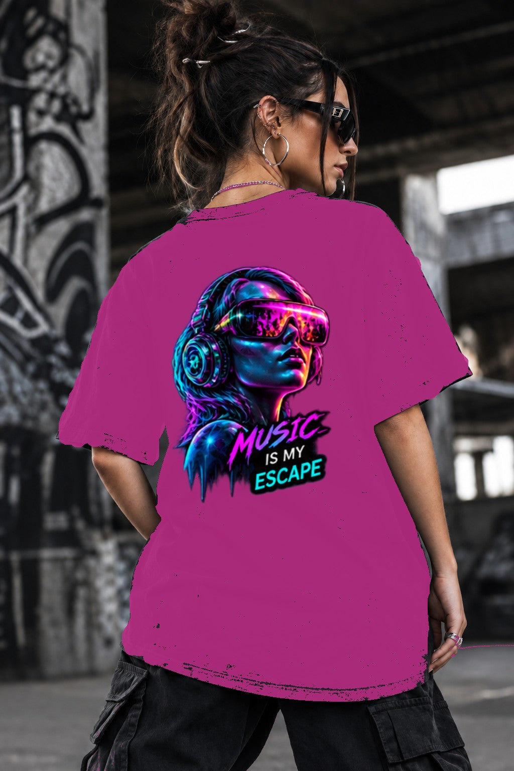 Neon Vibe Damen Oversized T-Shirt – Music VR Girl – DTF Backprint in Pink, Größe 5XL