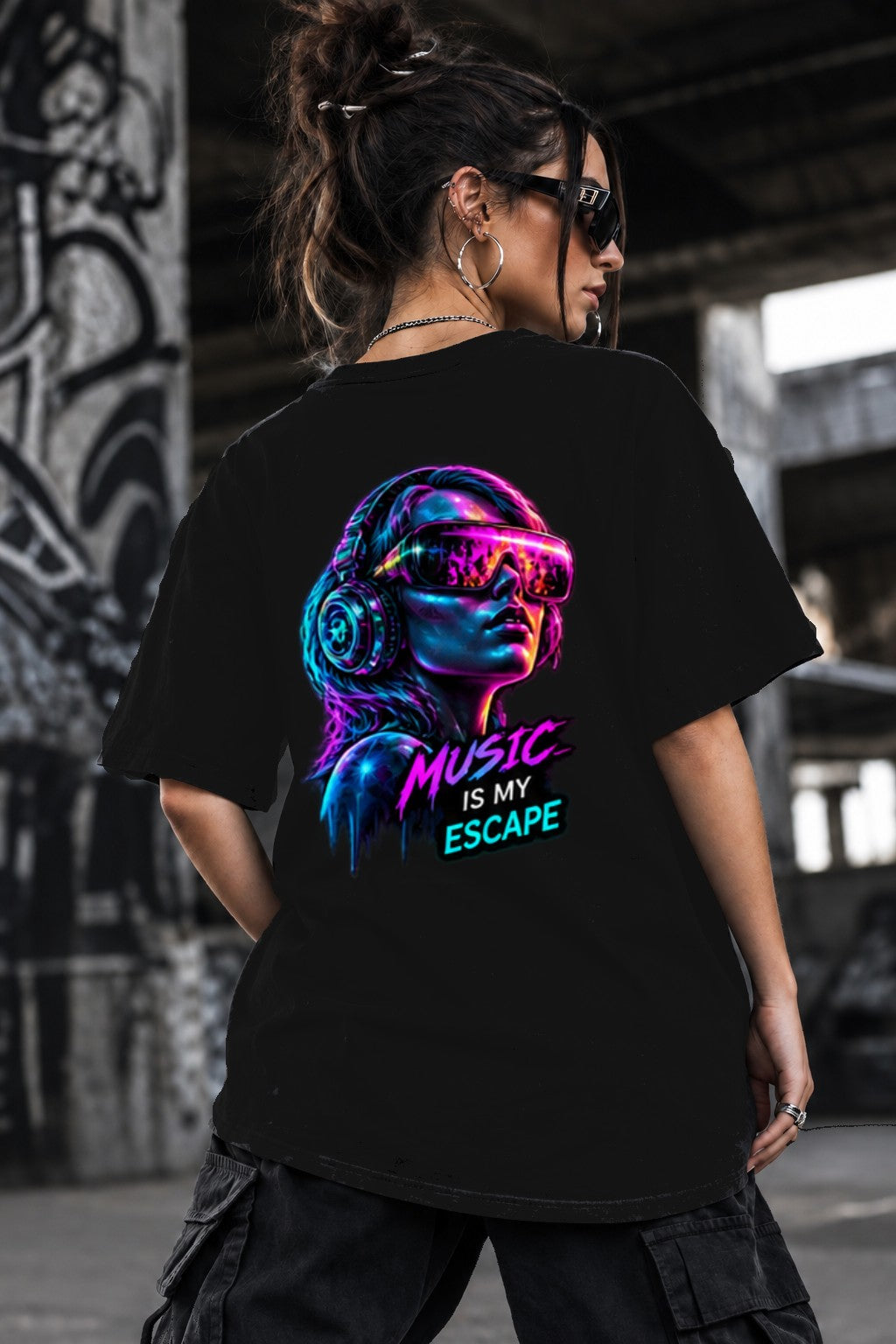 Neon Vibe Damen Oversized T-Shirt – Music VR Girl – DTF Backprint in Schwarz, Größe 5XL
