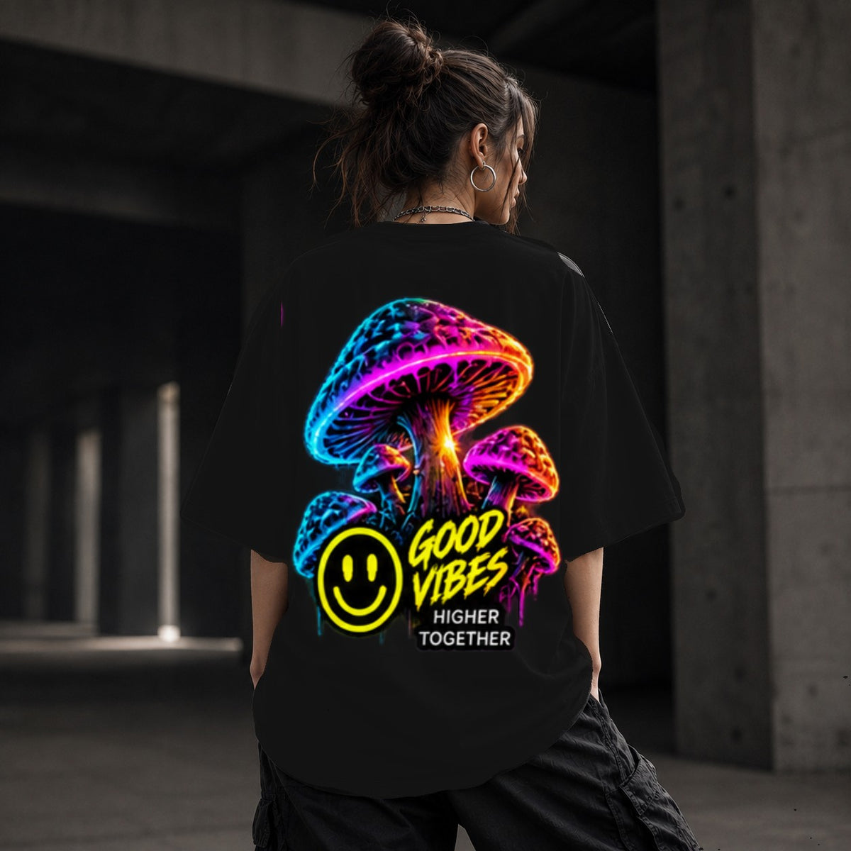 Neon Vibe Damen Oversized T-Shirt – Good Vibes Mushroom – DTF Backprint in Schwarz, Größe 5XL