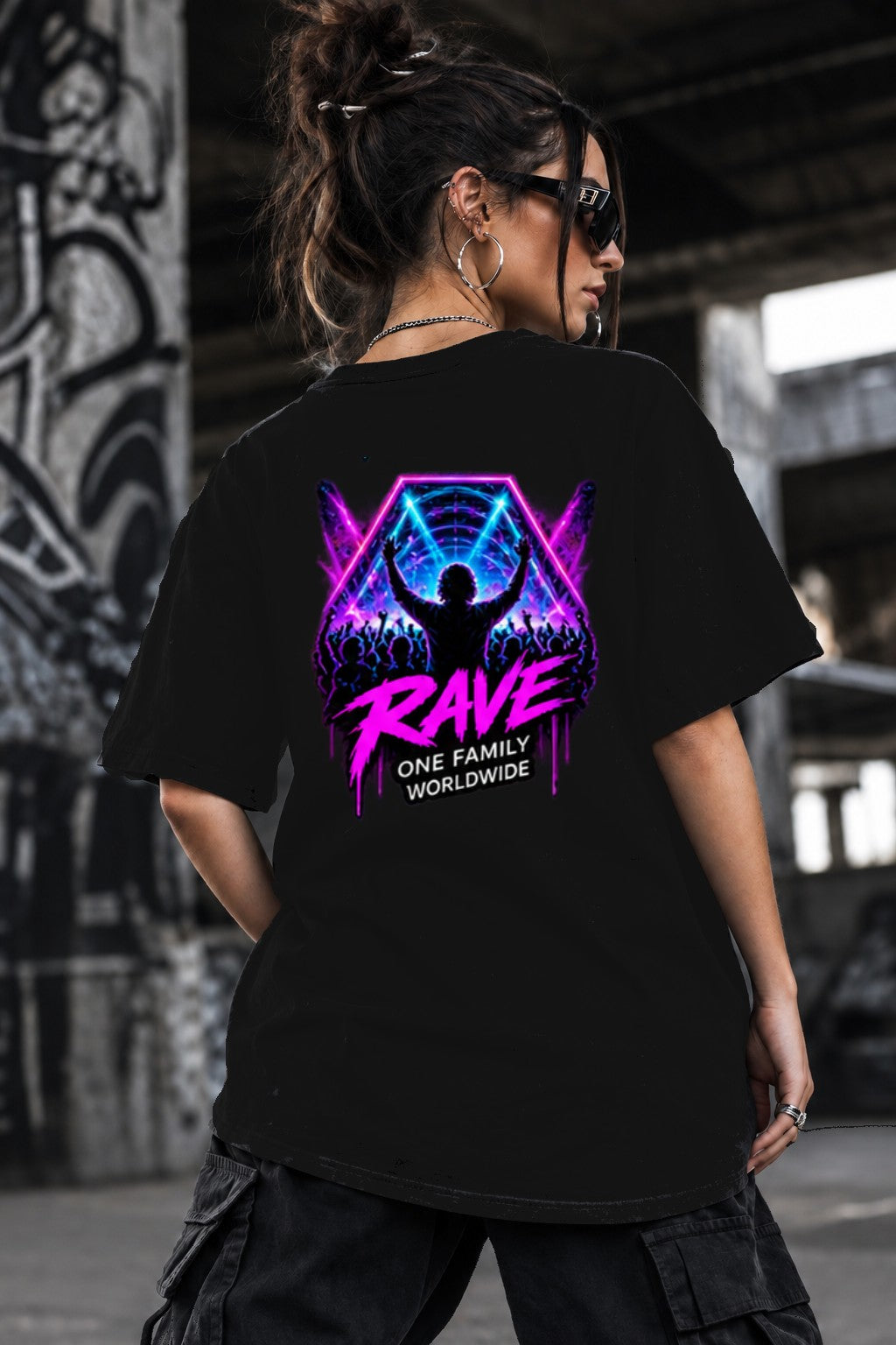 Neon Vibe Damen Oversized T-Shirt – Rave Stage – DTF Backprint in Schwarz, Größe 5XL