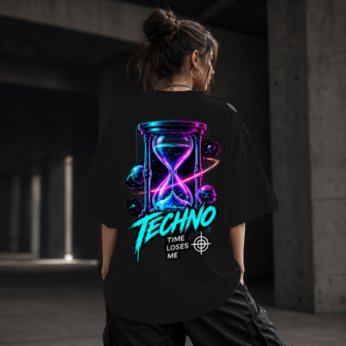 Neon Vibe Damen Oversized T-Shirt – Neon Sanduhr – DTF Backprint in Schwarz, Größe 5XL