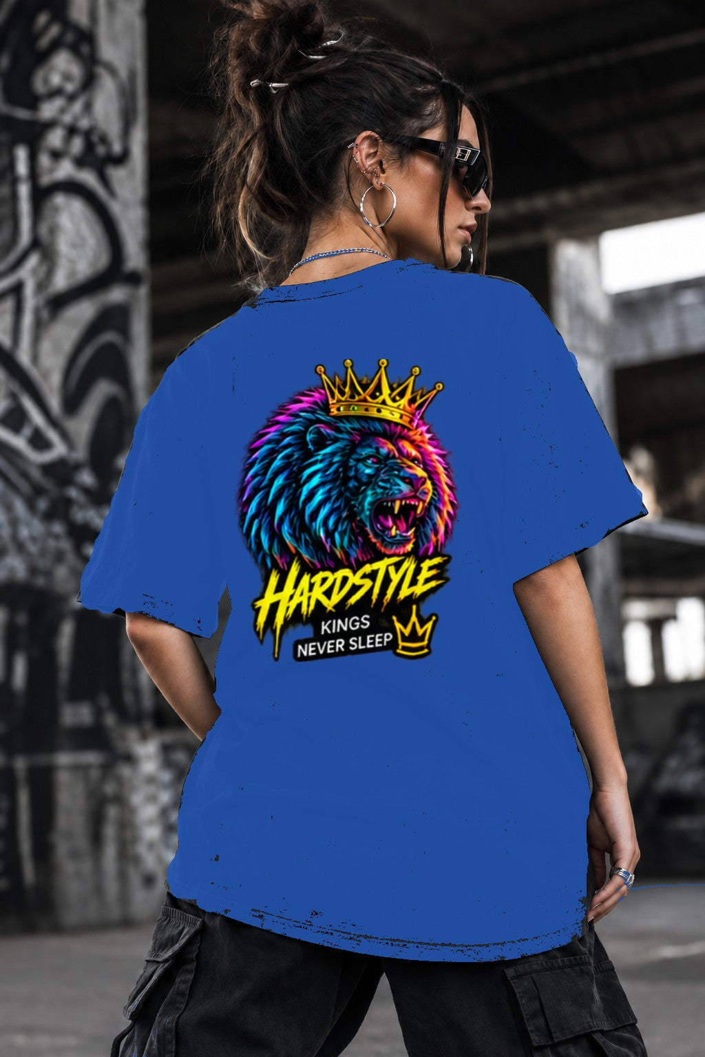 Neon Vibe Damen Oversized T-Shirt – Neon Lion – DTF Backprint in Blau, Größe 5XL