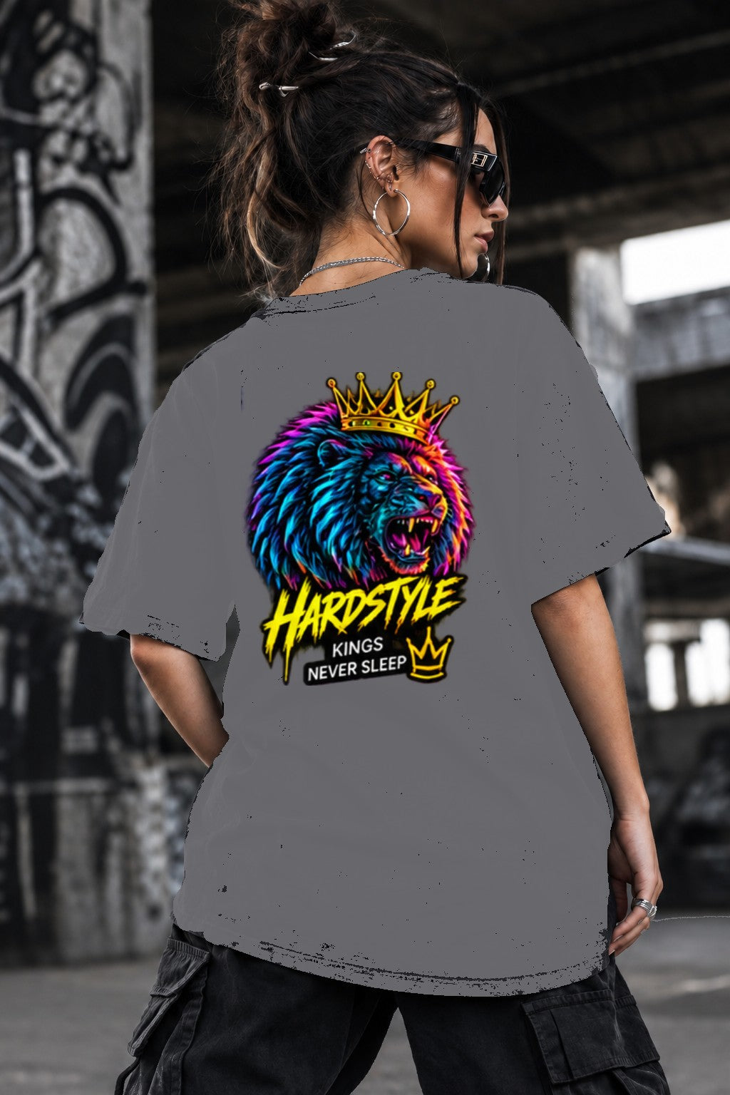 Neon Vibe Damen Oversized T-Shirt – Neon Lion – DTF Backprint in Grau, Größe 5XL